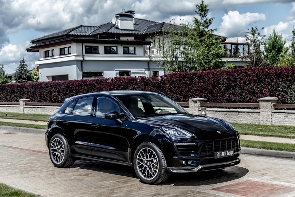 Macan genius. Порше Macan. Порше Макан 2022 черный. Porsche Macan 2022 Tuning. Porsche Macan карбон.