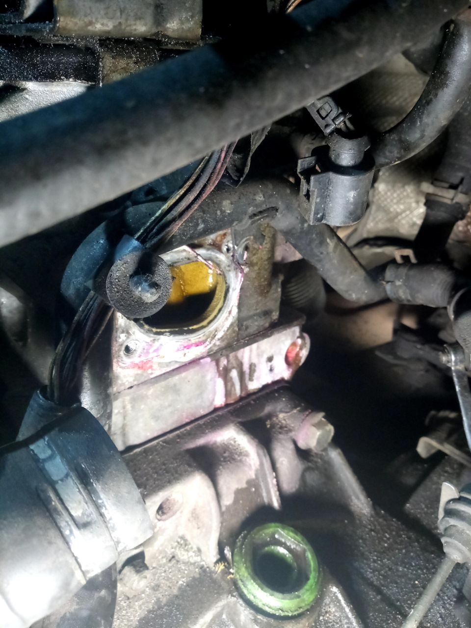 Сочился антифриз где то в верхней части флянца. Так и не понял, то ли трещина, то ли под прокладку. — Skoda Octavia Combi A4 Mk1