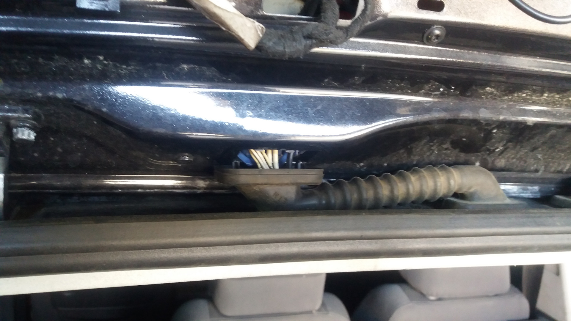 Гофра проводки багажника.Предупреждение — Volkswagen Touran (1G), 1,9 л ...