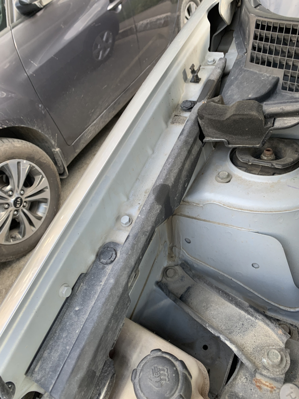 Крепление под пластиком — Nissan Qashqai (1G)