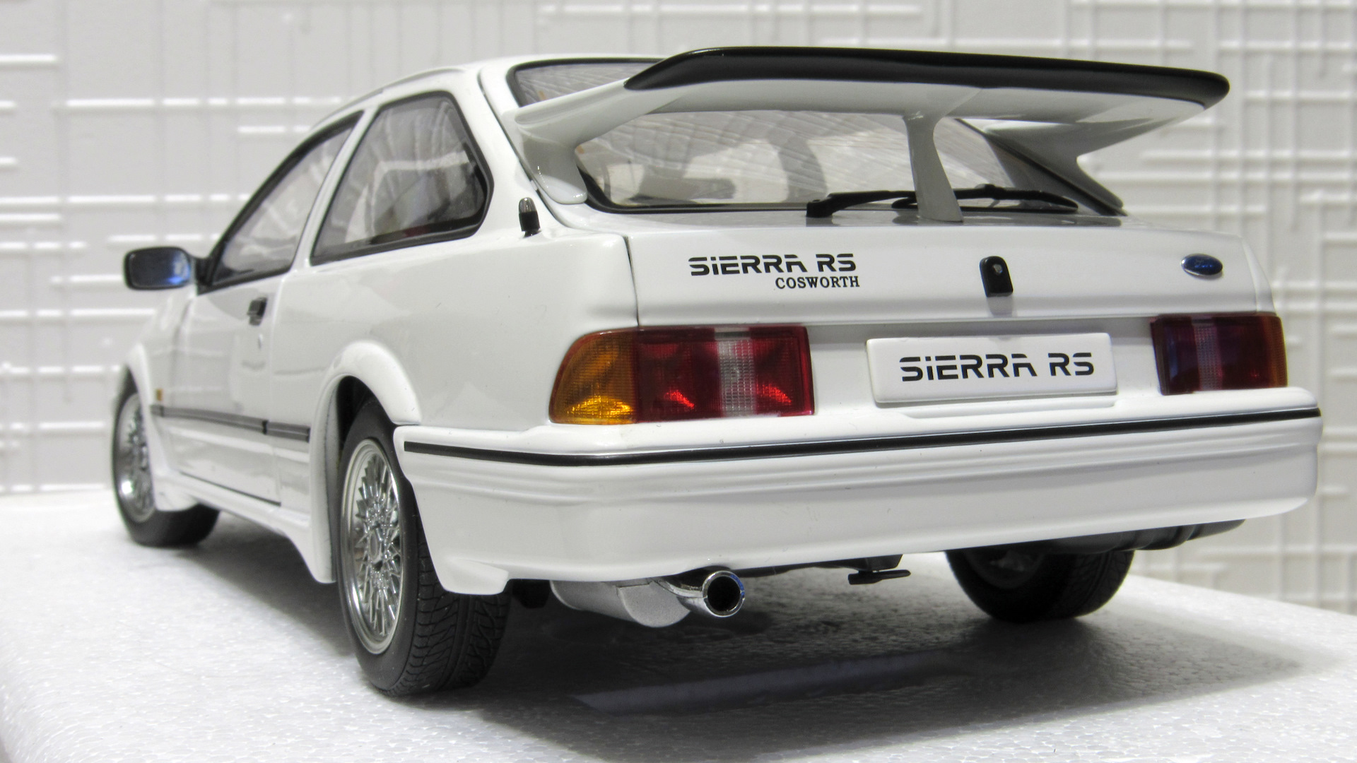 Ford Sierra RS Cosworth (1:18, Autoart) .