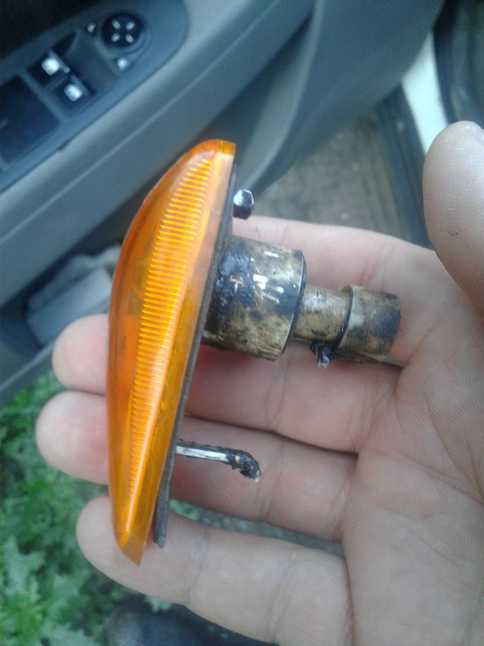 Устранение небольших поломок: замена дворника и уплотнителя ...