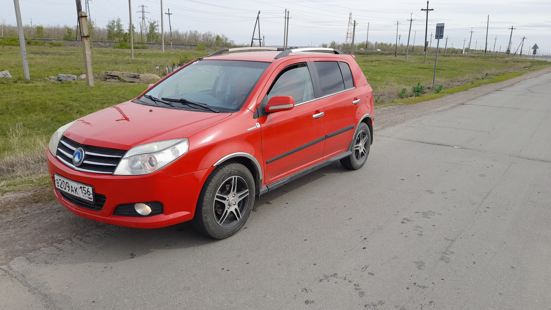 Девушка и Geely MK Cross