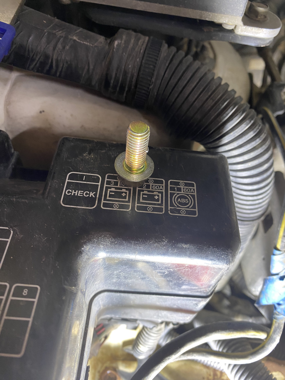 Состояние болтов, все болты после откручивание в состоянии новых, как будто никогда их не крутили — Mitsubishi Pajero iO