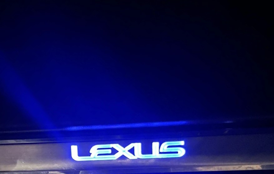 Пороги с подсветкой — Lexus CT 200h, 1,8 л, 2015 года | аксессуары | DRIVE2