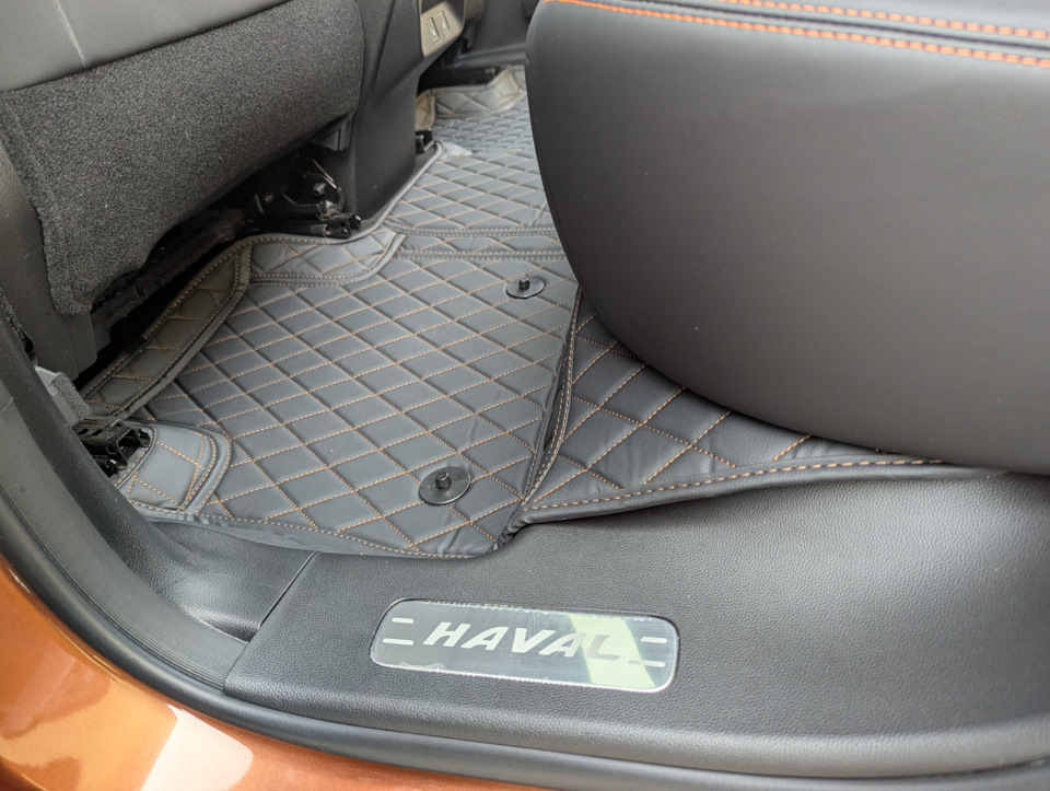 3Д коврики из экокожи в Haval Dargo можно вообще не крепить, просто уложив и подсунув под то же сиденье — Haval Dargo