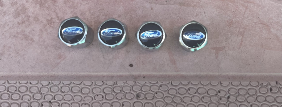 Колпачки колес и рамки номеров — Ford Focus II Hatchback, 1,6 л., 2008 ...