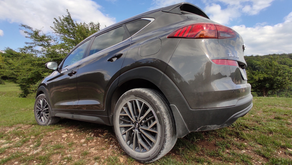 Дорожная пыль на пути к каньону села плотной белой массой — Hyundai Tucson (TL)