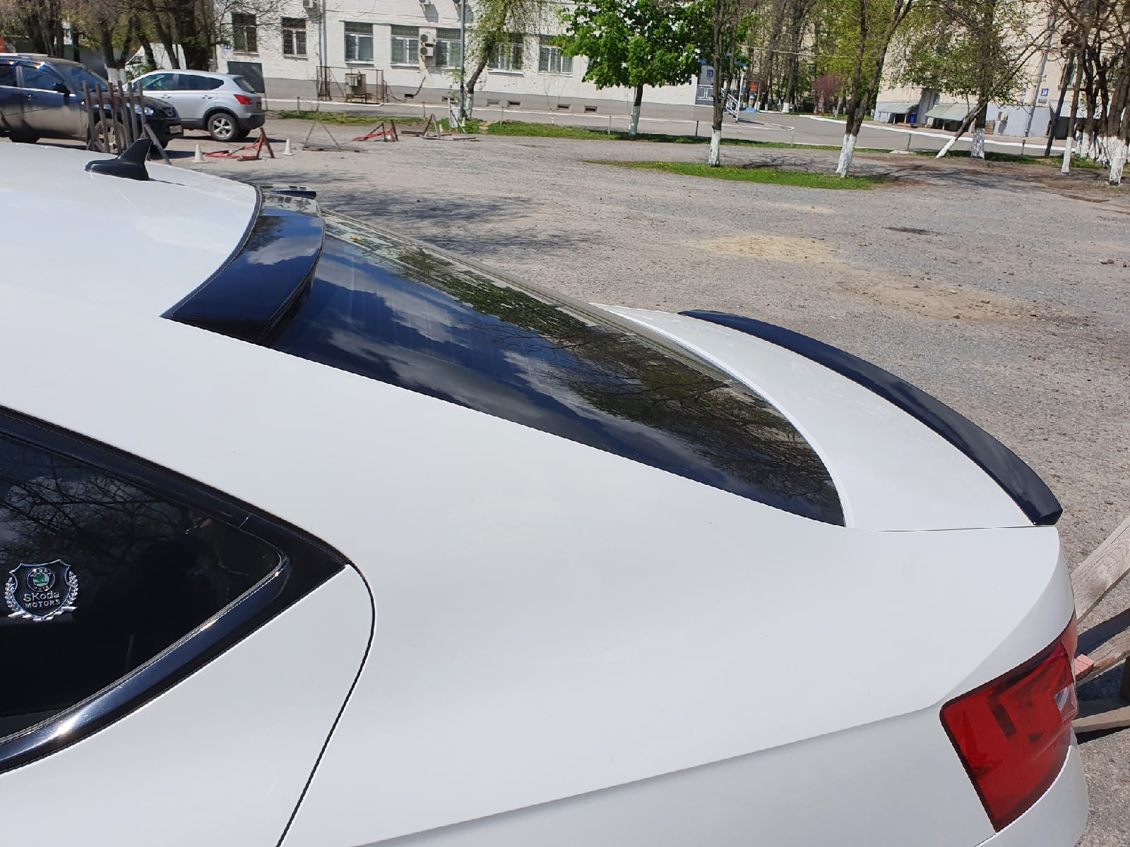 Установка спойлеров на крышку багажника, заднее стекло — Skoda Superb ...