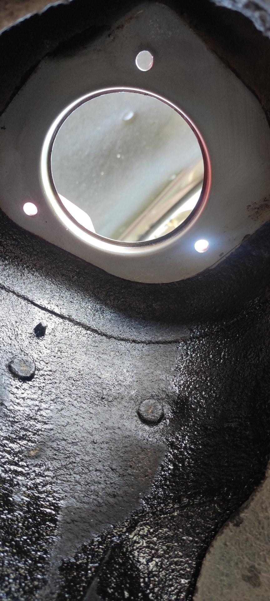 Убрал тряпочкой ржу. — Lada Гранта Лифтбек (2G)