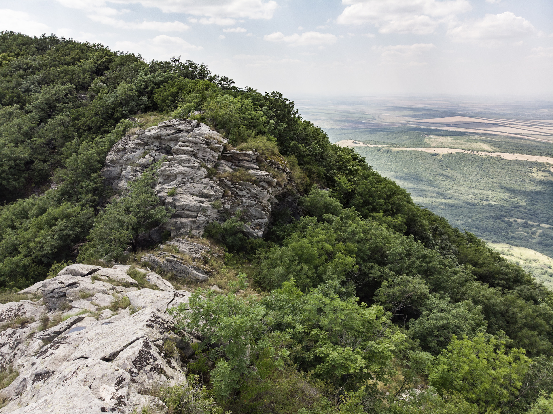 Змея в горах крыма. Вершина горы змейка. Вершина горы змейка мин воды. Подъем на гору змейка. Гора змейка крест.