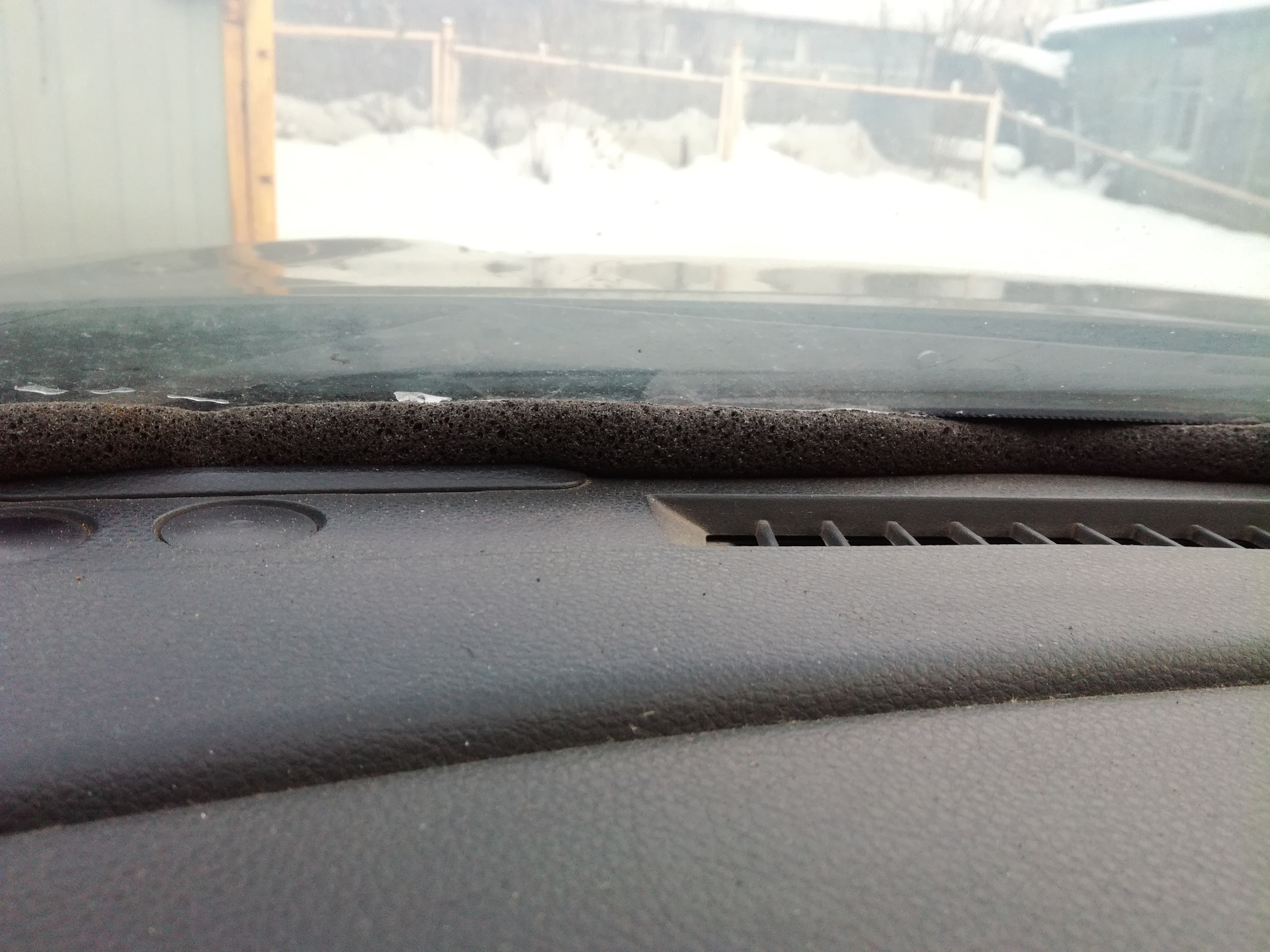 Скрип торпеды bmw f10. Скрип торпедо панели теана 31. Ваз 2110 устраняем скрипы панели. Ваз 2112 места скрипов в салоне. Скрипит панель honda fit в районе багажник.