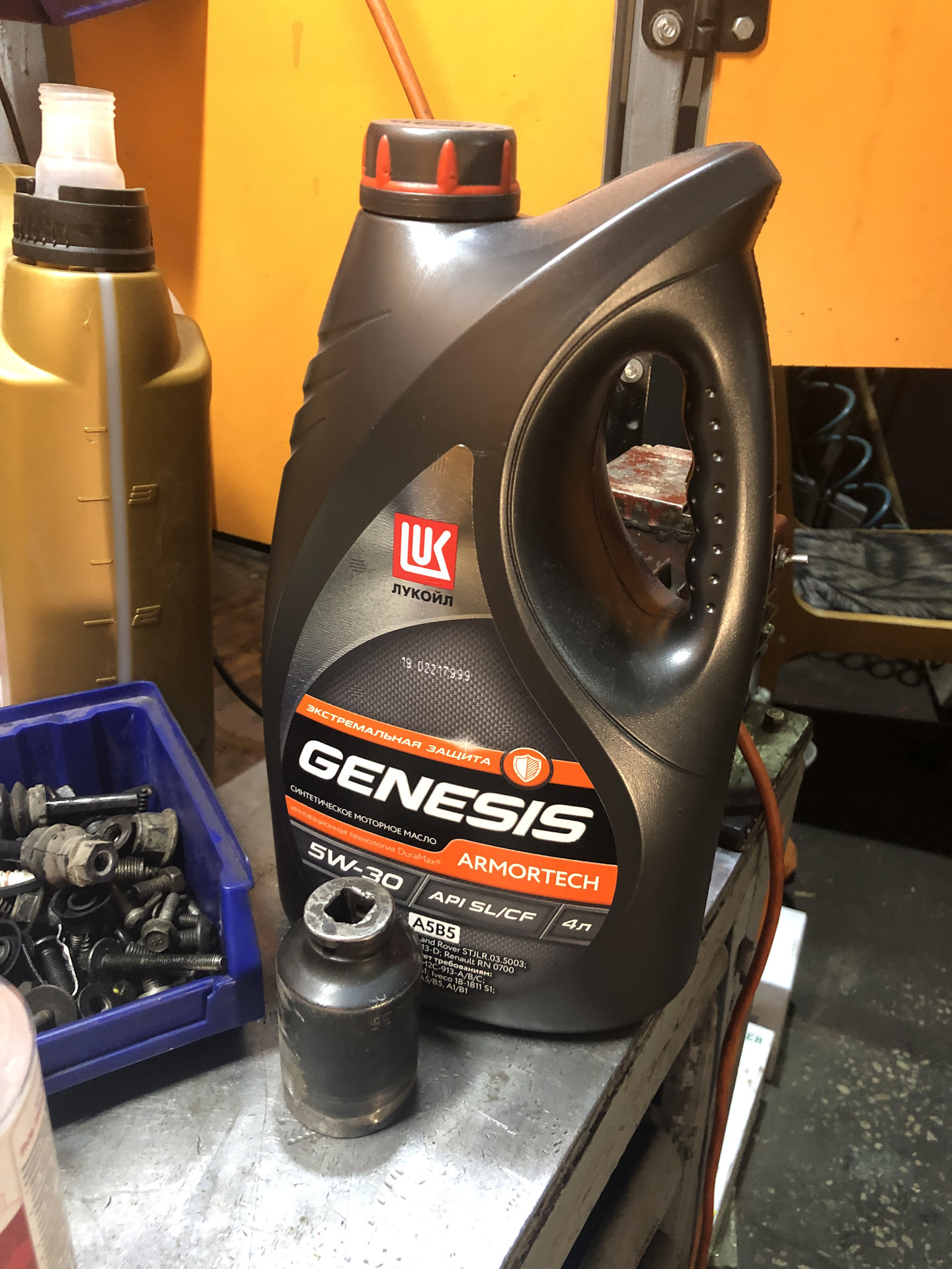 Genesis armortech 5w 30 a5 b5. Lukoil Genesis Premium. Лукойл Дженезис для Киа Спортейдж. Лукойл масло на Киа СИД 1.6 2011. Lukoil Genesis Skoda Octavia a5.