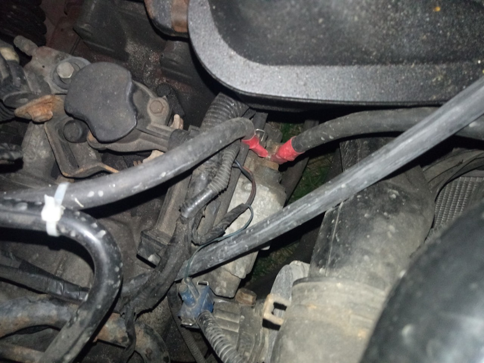 Усилитель и прокладка провода для питания усилителя — Volkswagen Golf ...