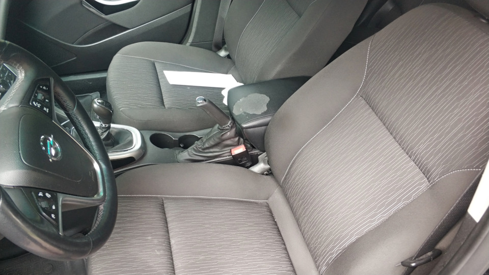 \"Перетяжка подлокотника кожей жабы.\" — Opel Astra J, 1,6 л, 2012 года ...
