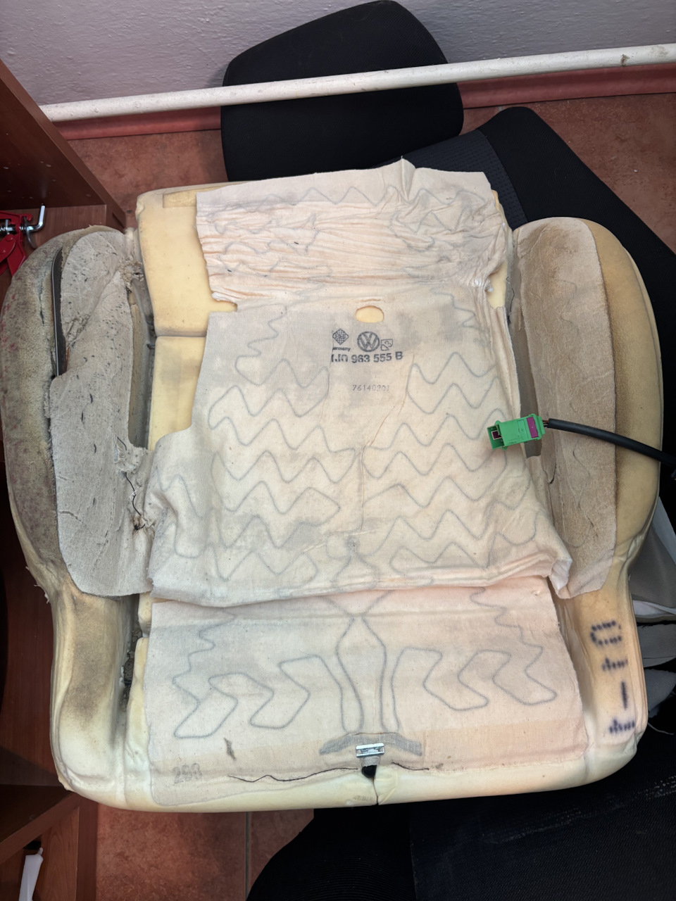 Поджопник водителя — Volkswagen Golf Mk4