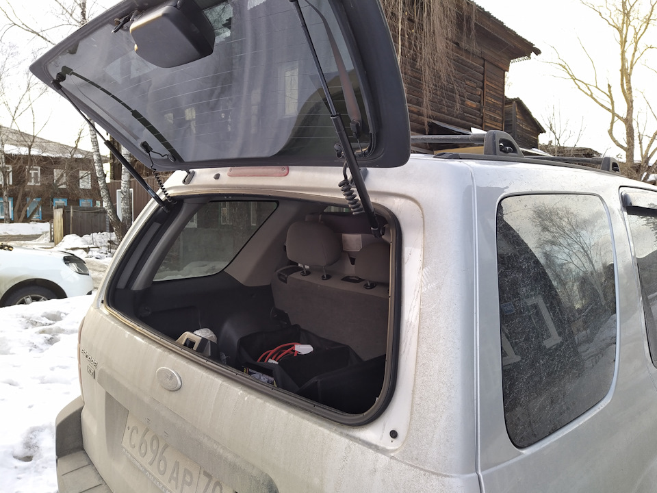 Упоры стекла 5й двери — Ford Escape (1G), 3 л, 2004 года | своими ...