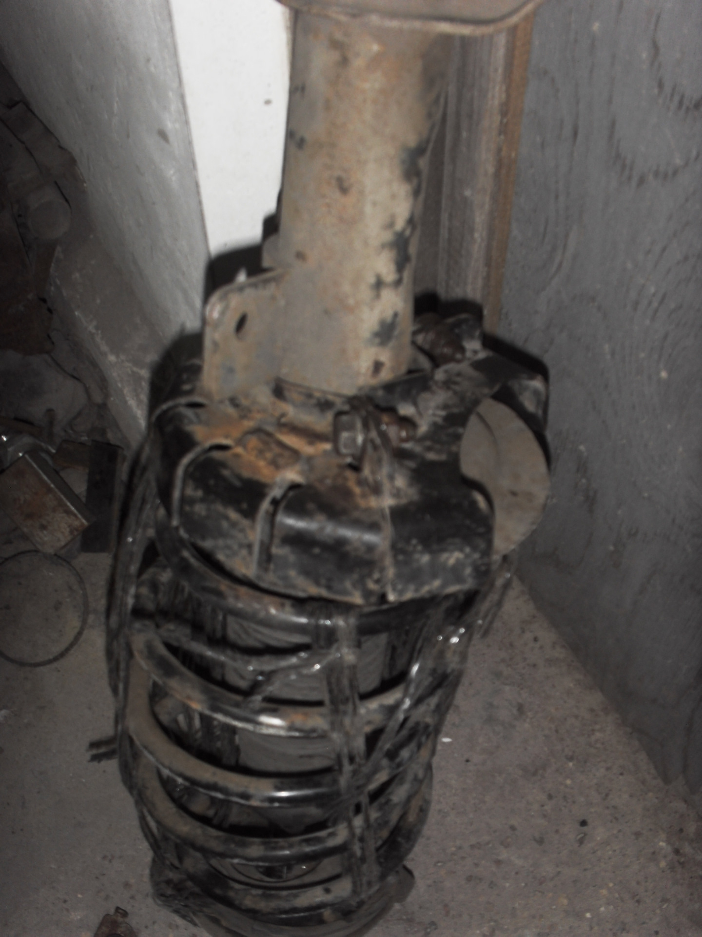 Восстановление защитной тарелки стойки амортизатора. — FIAT Stilo, 1,9 ...