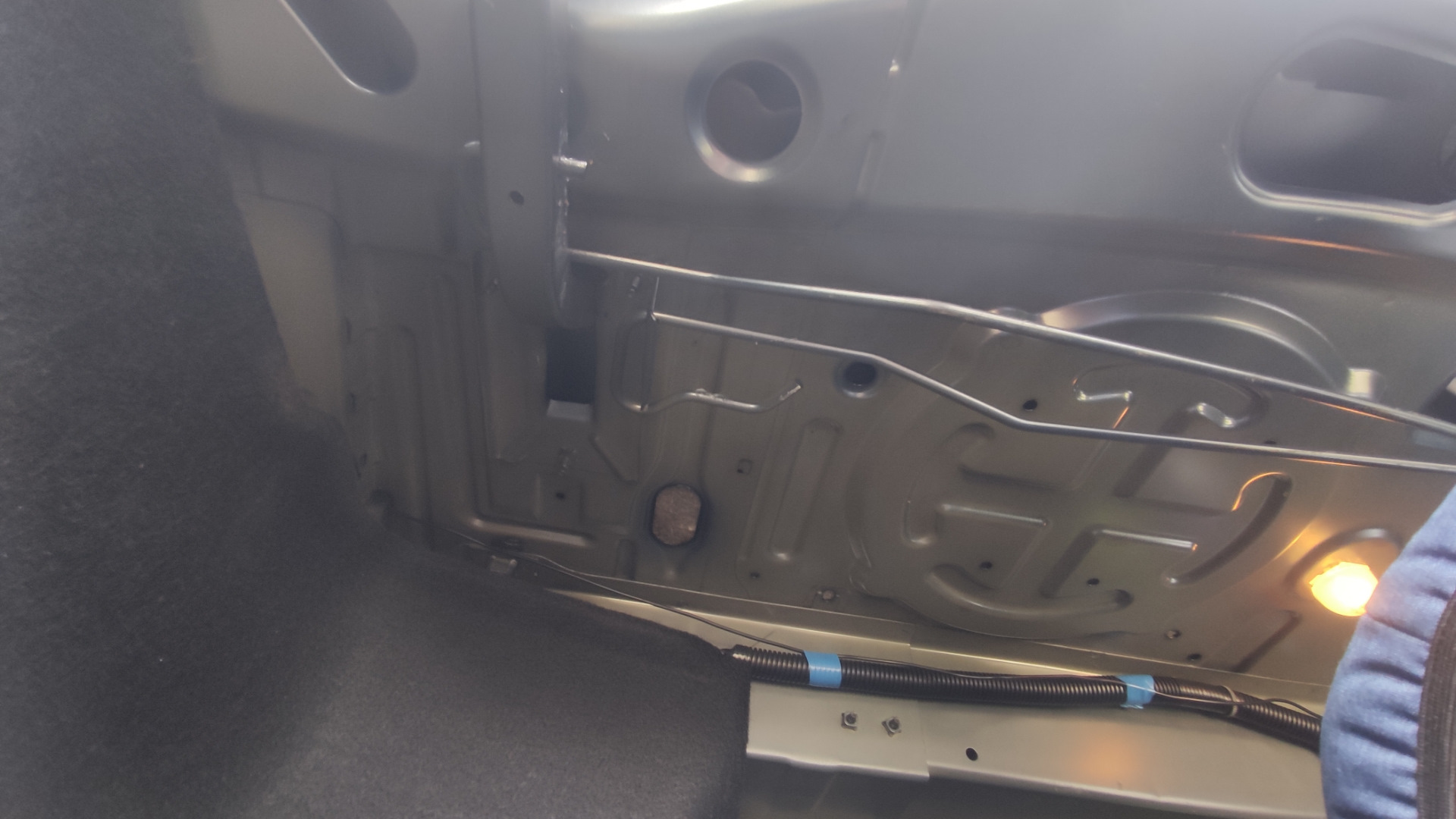 Место под динамик в задней полке — Nissan Almera V (G11/15), 1,6 л ...