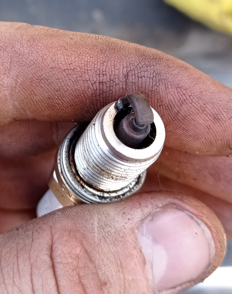 Слегка потер тряпочкой. — Geely MK Cross