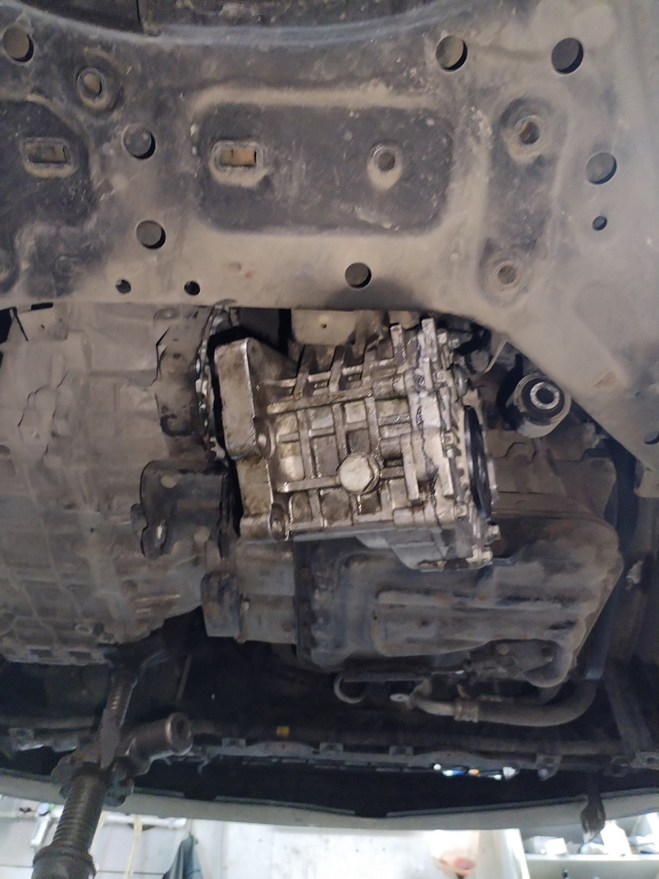 Вертаем ее обратно в обратном порядке… Думаю герметика еще хватит на 100к+ — KIA Sorento (2G)