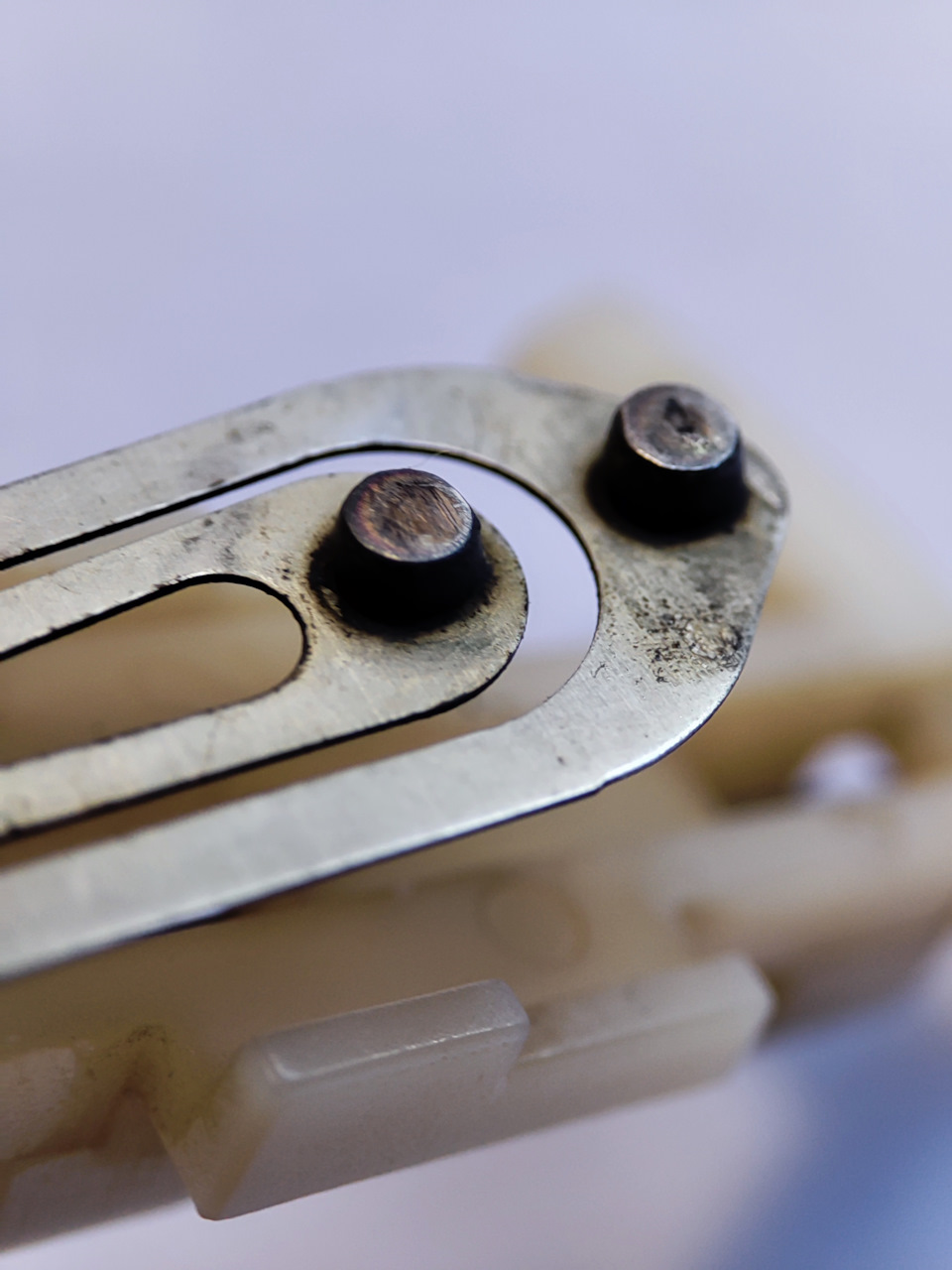 Вот так выглядят острые края контактных бегунков. — Nissan X-Trail II (t31)