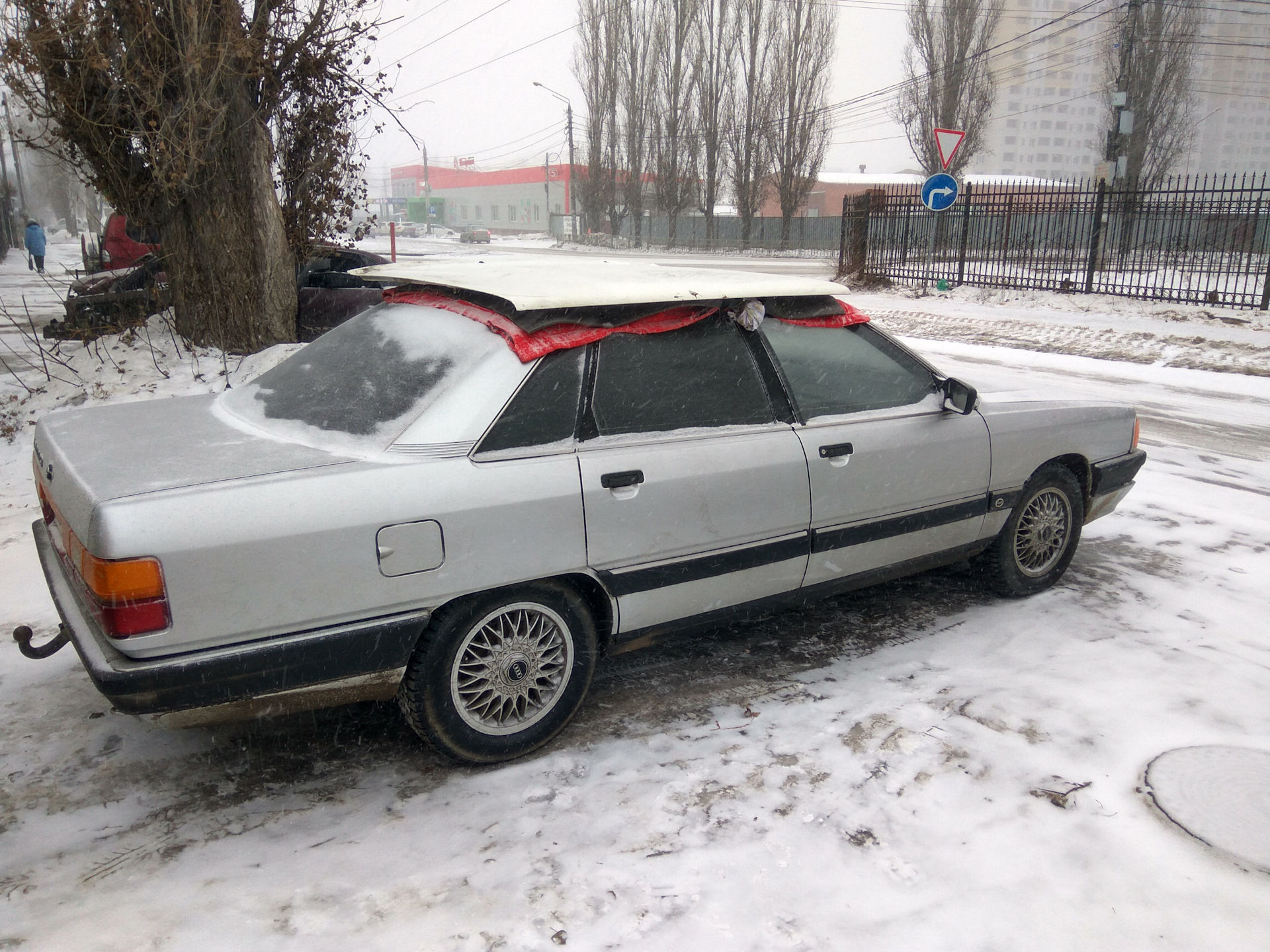 Перевозка капота на крыше. — Audi 100 (C3), 1,8 л, 1987 года | своими  руками | DRIVE2