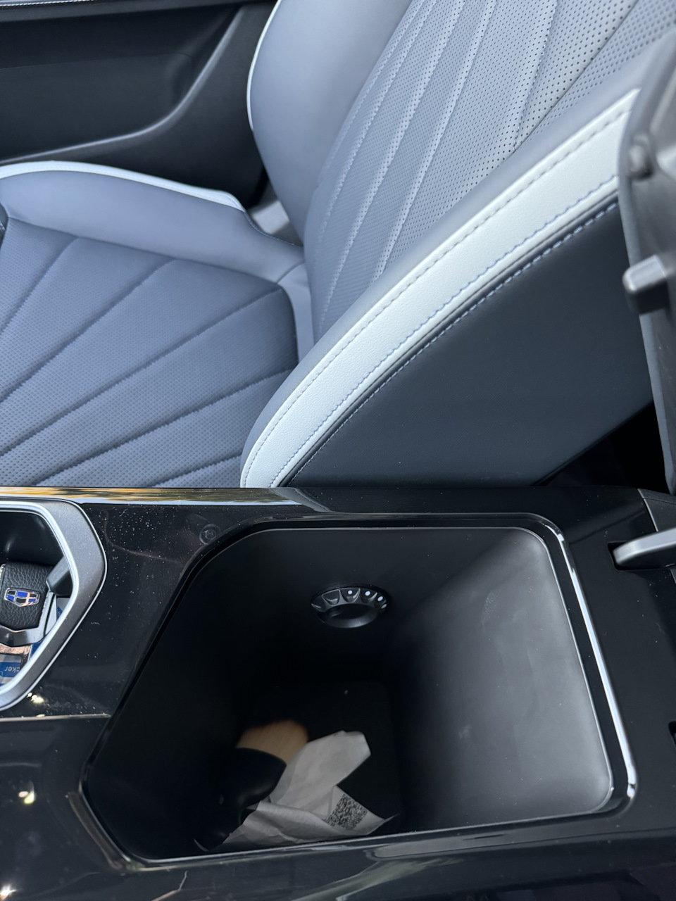 Органайзер в подлокотник — Geely Atlas (2G), 2 л, 2023 года ...