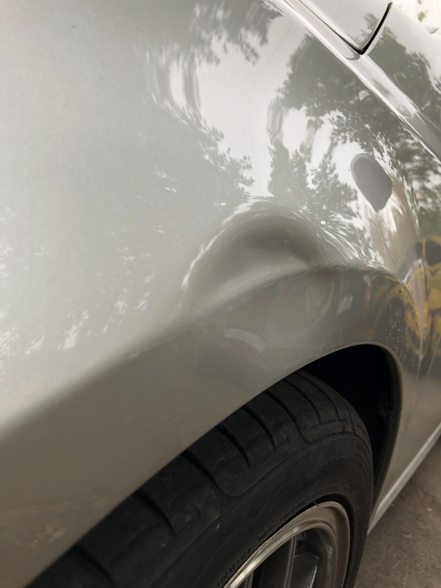 Вмятина на переднем крыле. Маленькая вмятина на крыле. Дпстер вмятина на крыле. Вмятина на крыле автомобиля москвич 412. Рав 4 вмятина.