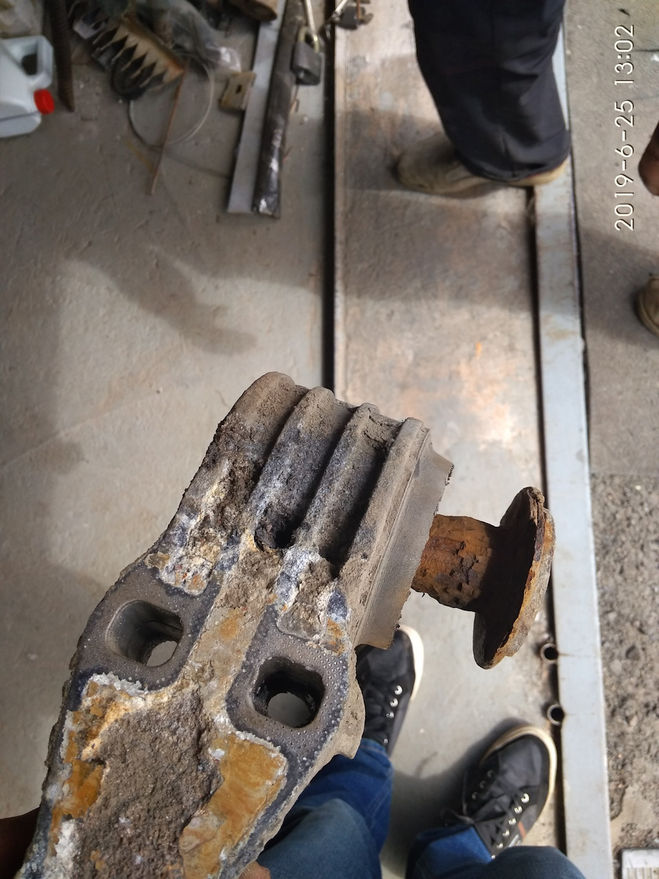 Замена сайлентблоков задней балки — Volkswagen Passat B5, 1,8 л, 1998 ...