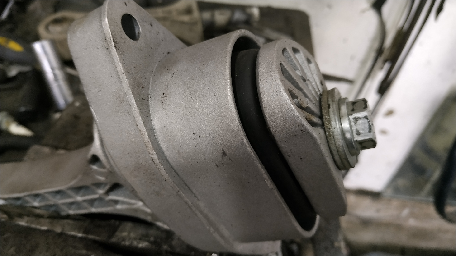 Неисправность нижней опоры двигателя. Опора двигателя ваз 2105. Нижняя опора кпп гольф 6. Подушка двигателя ваз 2110. Неисправность нижней опоры двигателя.