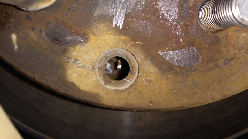 Выпускной коллектор ока 11113. Вентиляционное отверстие в потолке. Приспособление для высверливания отверстий в стальных трубах. Немного отверстие. Ступенчатое сверло м2 6-20 мм ruko 101083p.