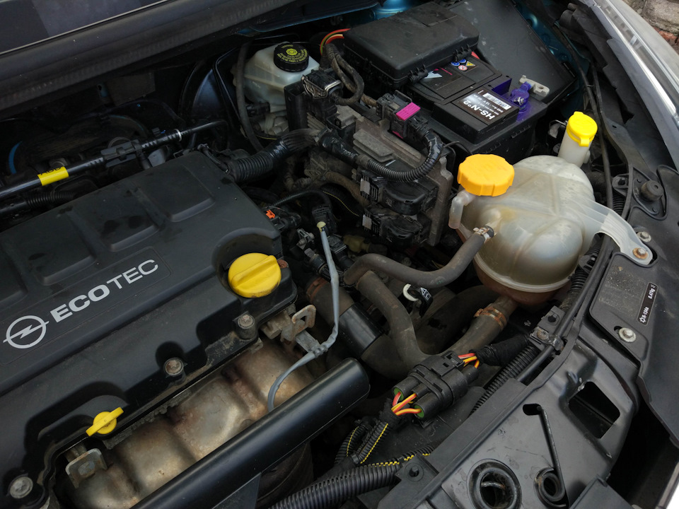 Корса д масло в двигатель. Тормозная жидкость на Opel Corsa 1.2. Opel Corsa d тормозная жидкость. Опель Корса д 1.4. Двигатель Корса д 1.2.