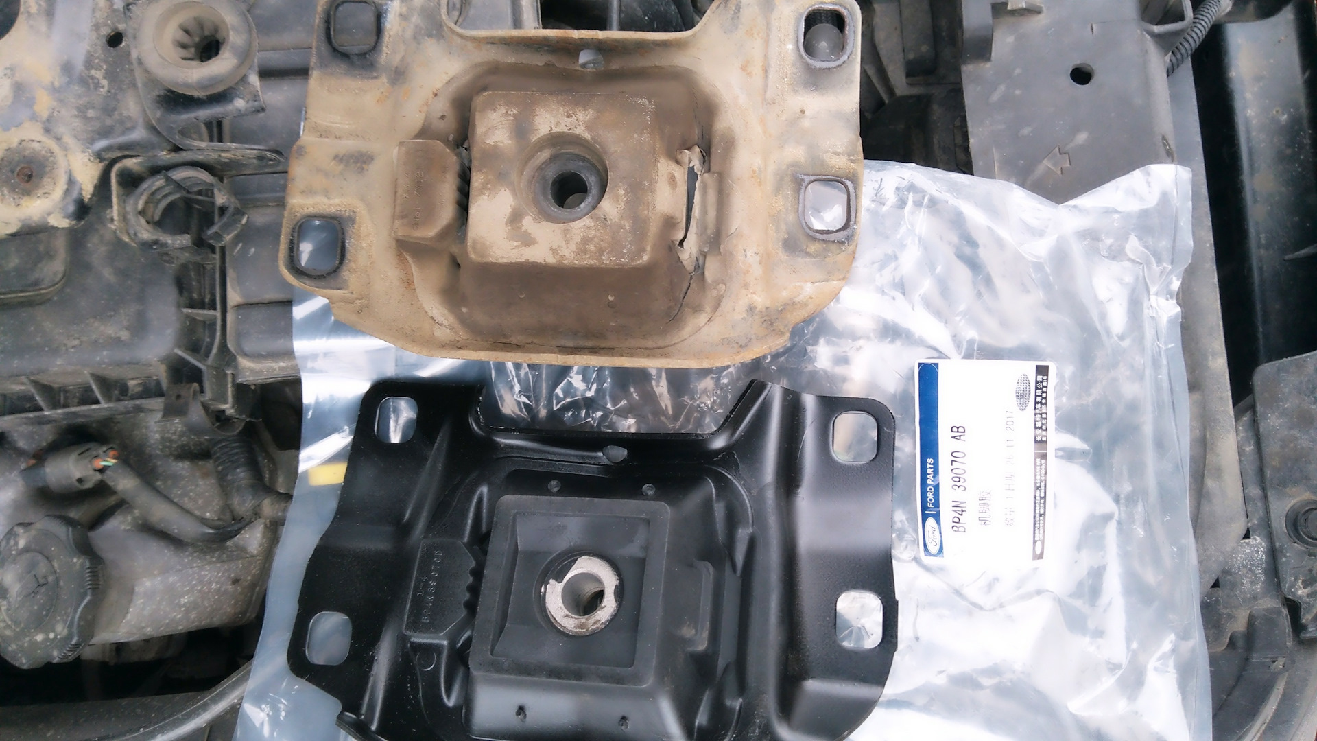 Кронштейн опоры двигателя мазда 3 бк правый. Вибрация на мазда 3. 0 пробка масла. 6. Вибрация на холостых оборотах мазда 3бк.