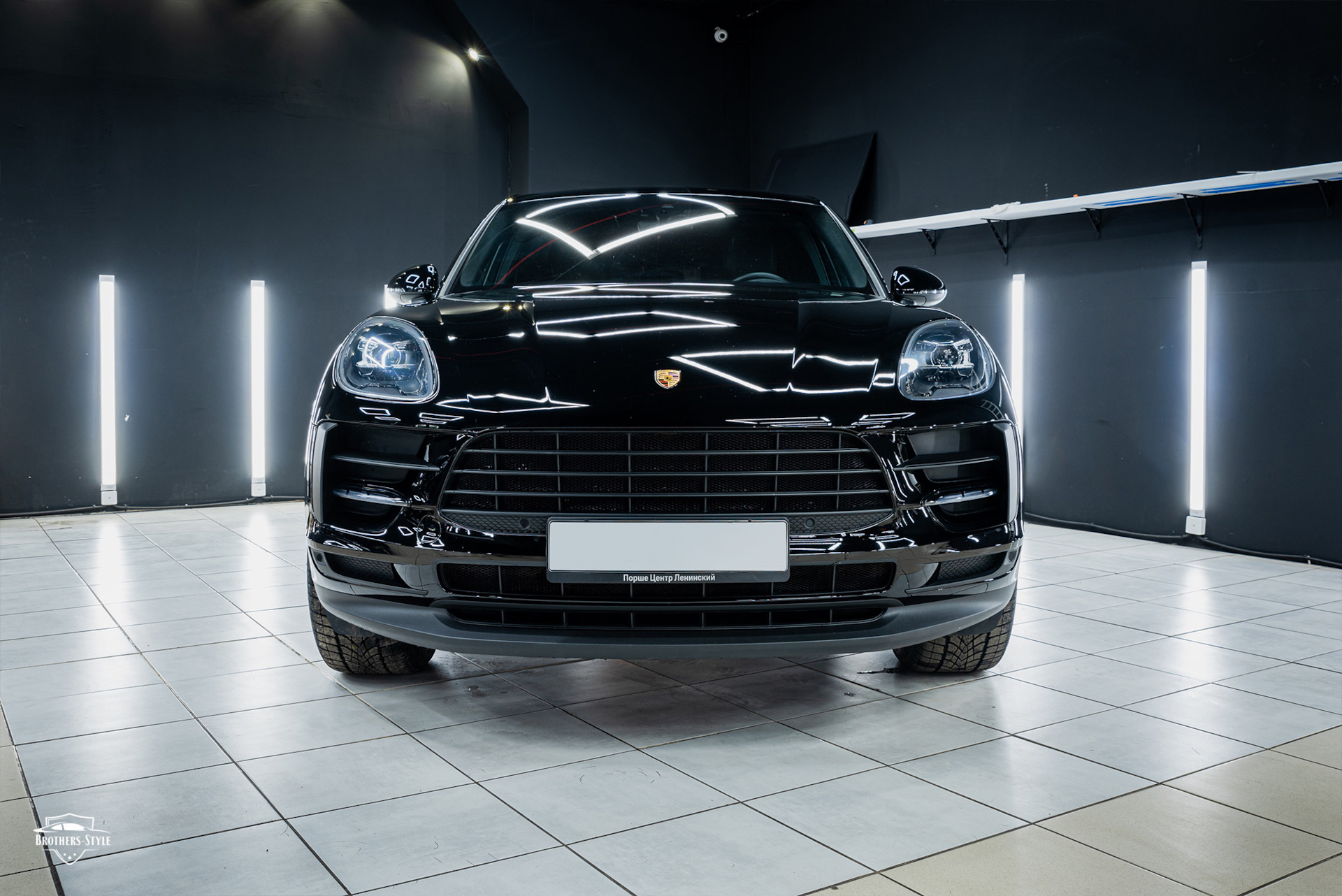 Оклейка Porsche Macan антигравийной плёнкой Llumar Gloss — Brothers-Style  на DRIVE2