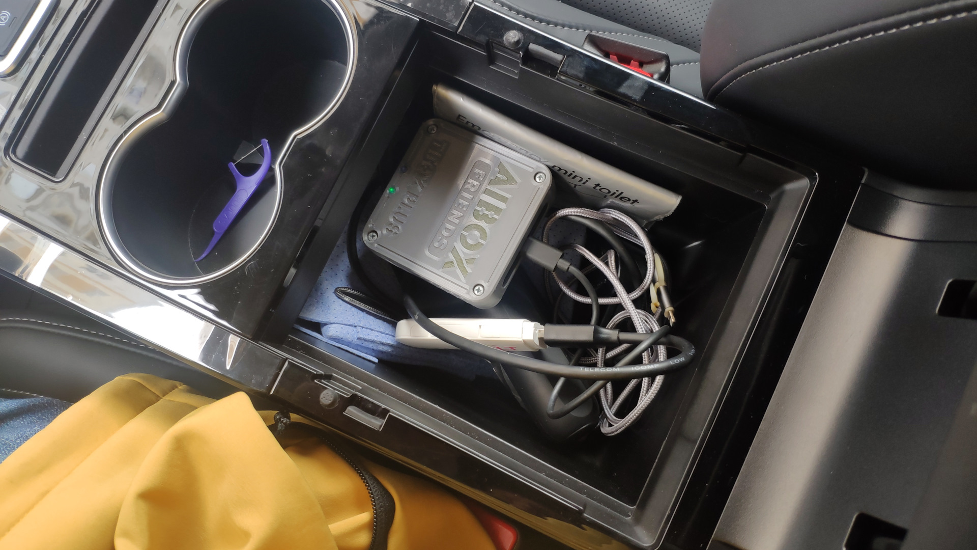 Саму коробку (она у меня в кастомном корпусе для лучшего охлаждения) бросил в бардачок., пока не греется. Если что, вынесу ее оттуда с сделаю доп охлаждение. — Xcite X-Cross 8