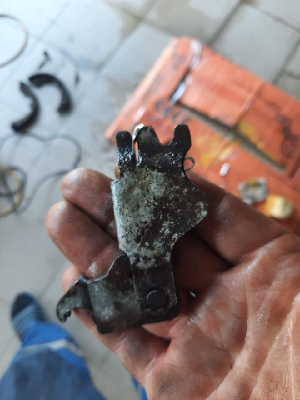 Замена колодок ручника, покраска тормозных щитков, чистка задних ...