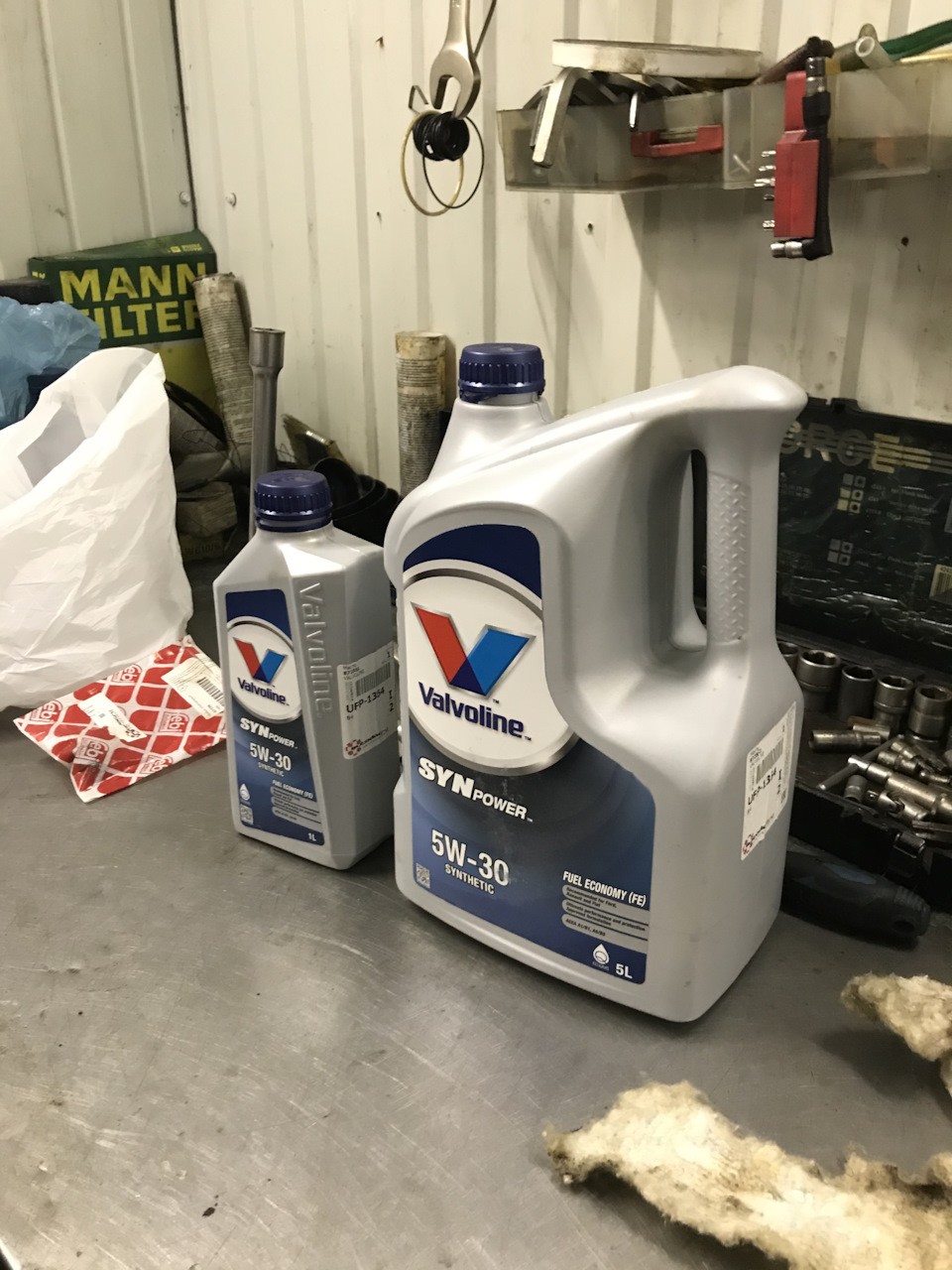 Решил сменить масло на оригинал Valvo 😃 — Volvo C30, 2,4 л., 2008 года ...