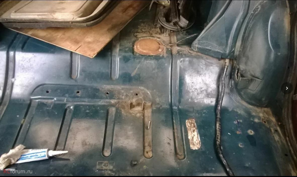 С конца 1999 года и до конца выпуска второй вин номер в полу сзади слева -открыть зад лево дверь и поднять подушку сиденья.Вина в полу не имели Пикапы 2335 и 233521, Дуэты, Возможно 2901. — Москвич 2141