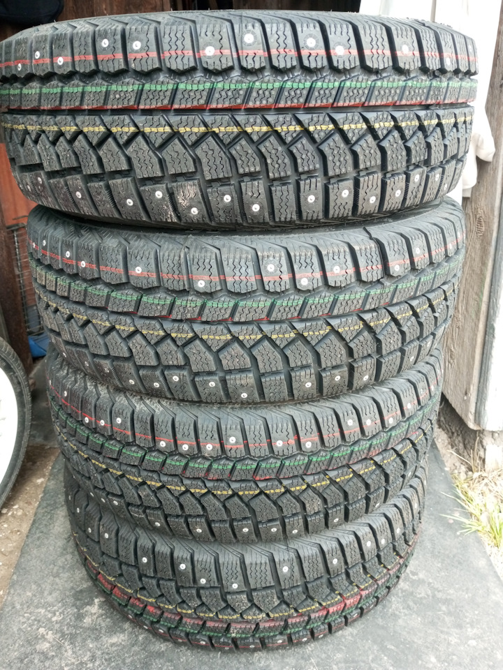Шины зимние шипованные Viatti 185/55 R15 на Lada Калина Универсал (1G ...