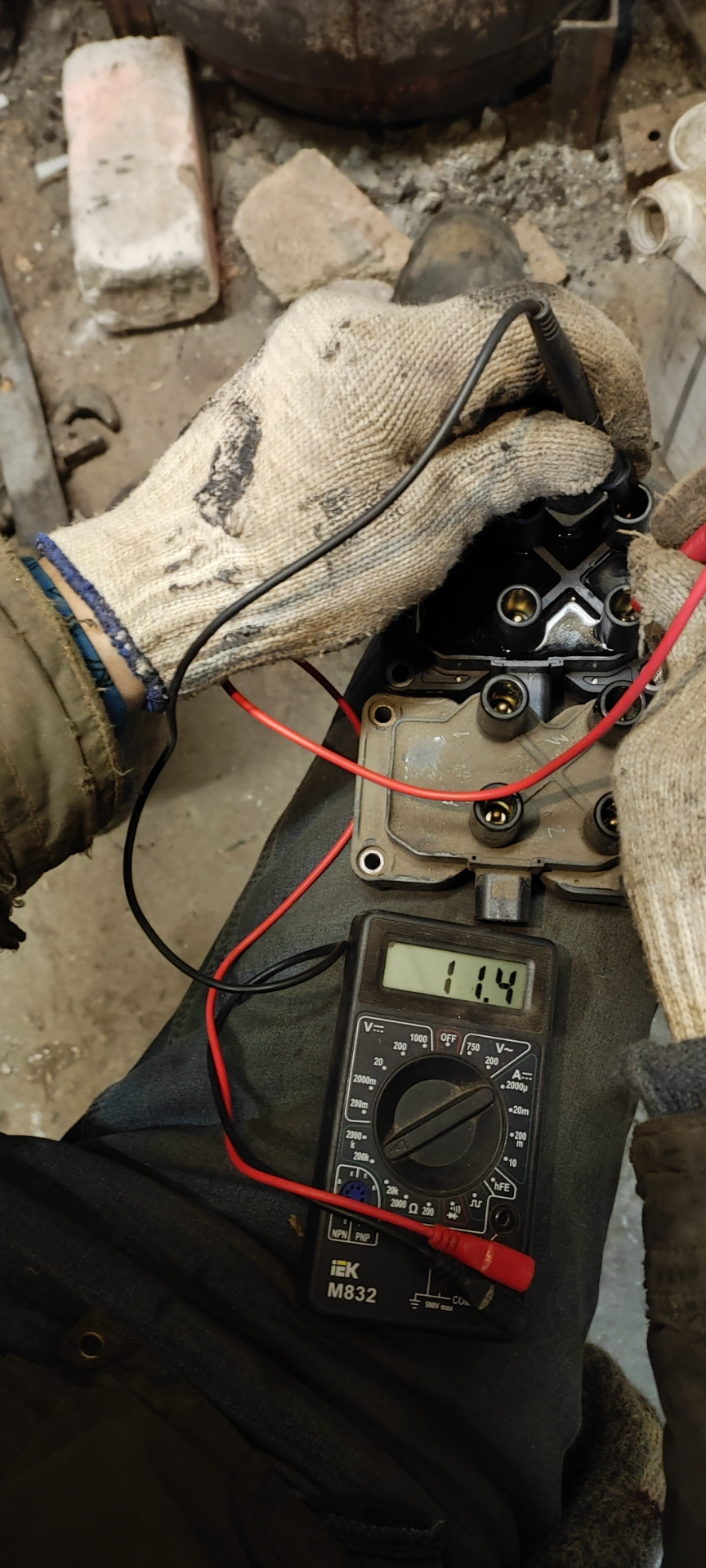 Не заводиться в мороз. Крутит но не схватывает. Нет искры. Решено ...