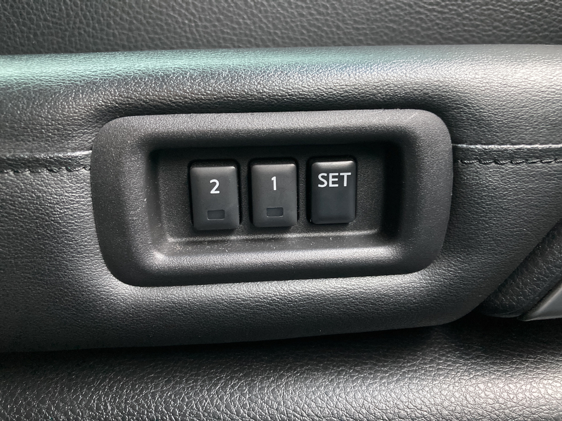 Память сидений GLS. Сиденье автомобиля с памятью. Кнопки памяти сидений Nissan Rogue. Кнопки управления водительским сиденьем Инфинити.