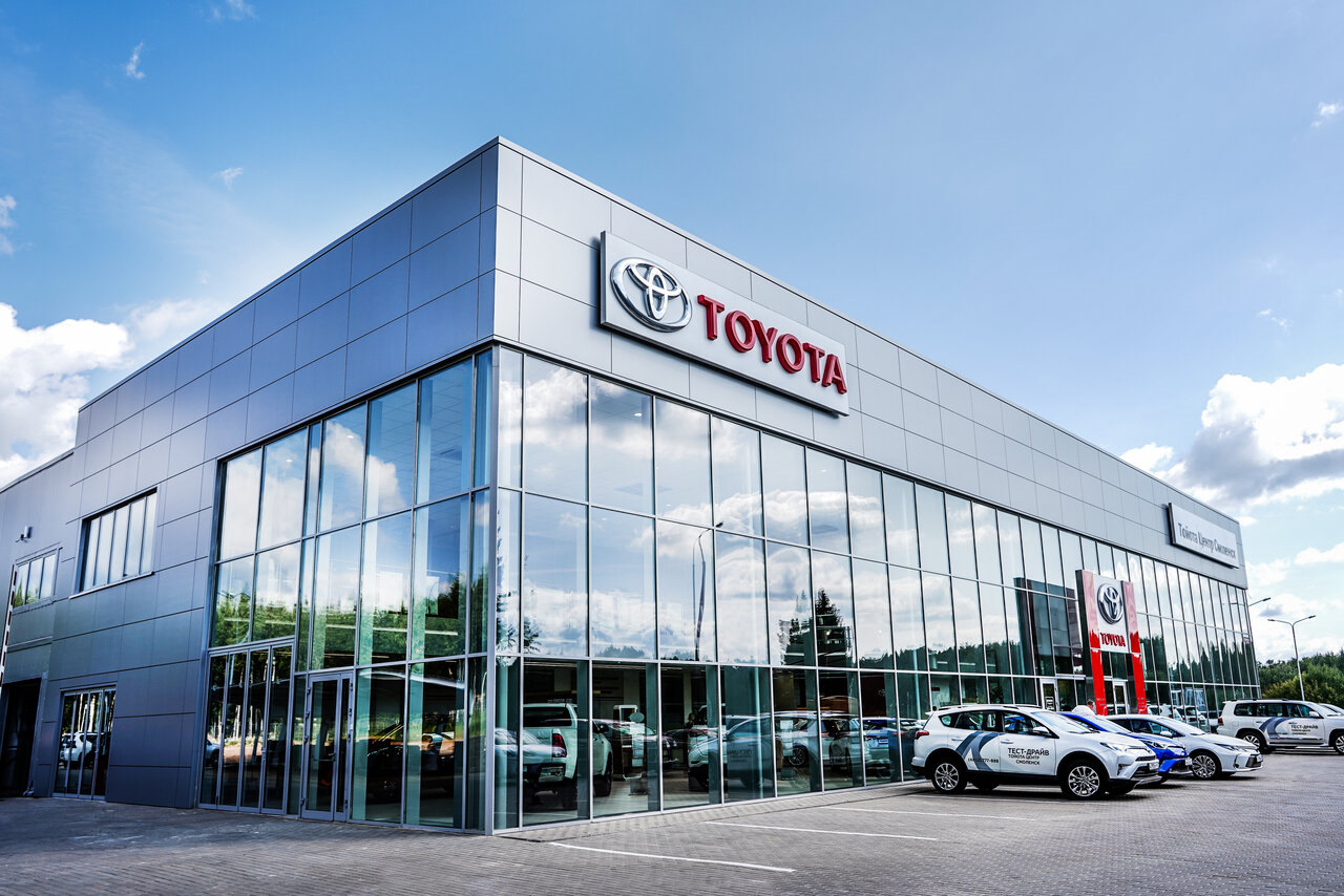 Toyota motor. Дилерский центр Toyota. Тойота центр Смоленск. Дилерский центр Toyota в Японии 2022.