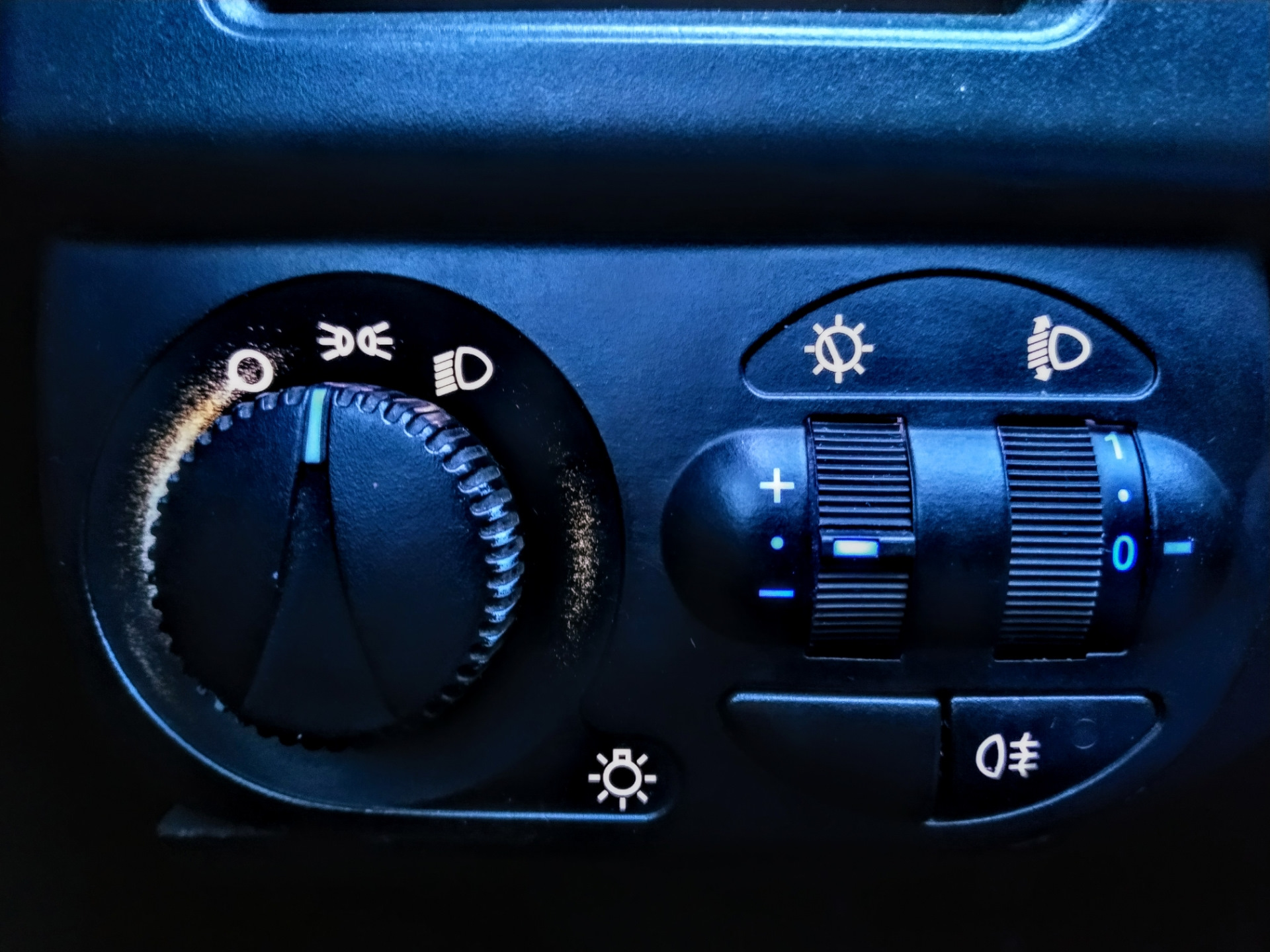 Пересвет, убираем зелëный цвет в салоне — Lada Приора универсал, 1,6 л ...