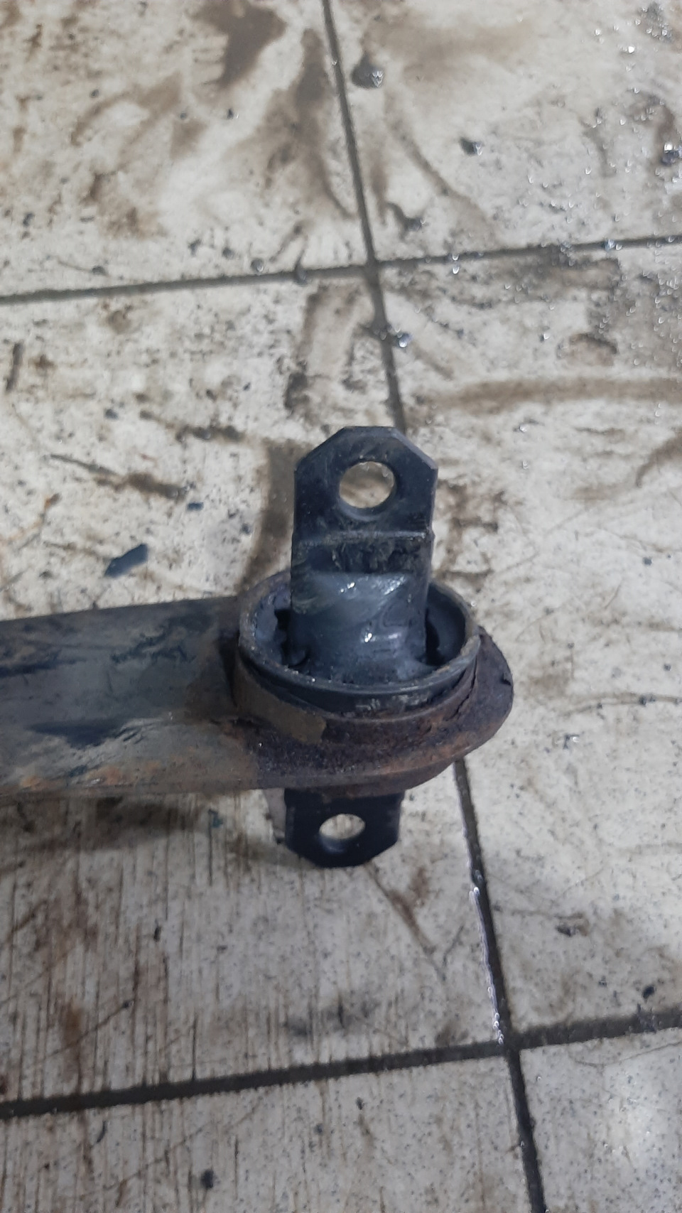 Сайлентблок продольного рычага встал как родной. Сориентирован правильно и запрессован с натягом. — Mazda 3 (1G) BK