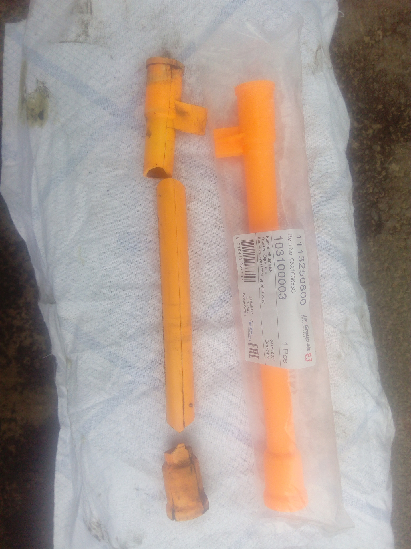 направляющая щупа. 06a 103 663 c. воронка масляного щупа vw caddy 3. 8. трубка для щупа шкода октавия а5.