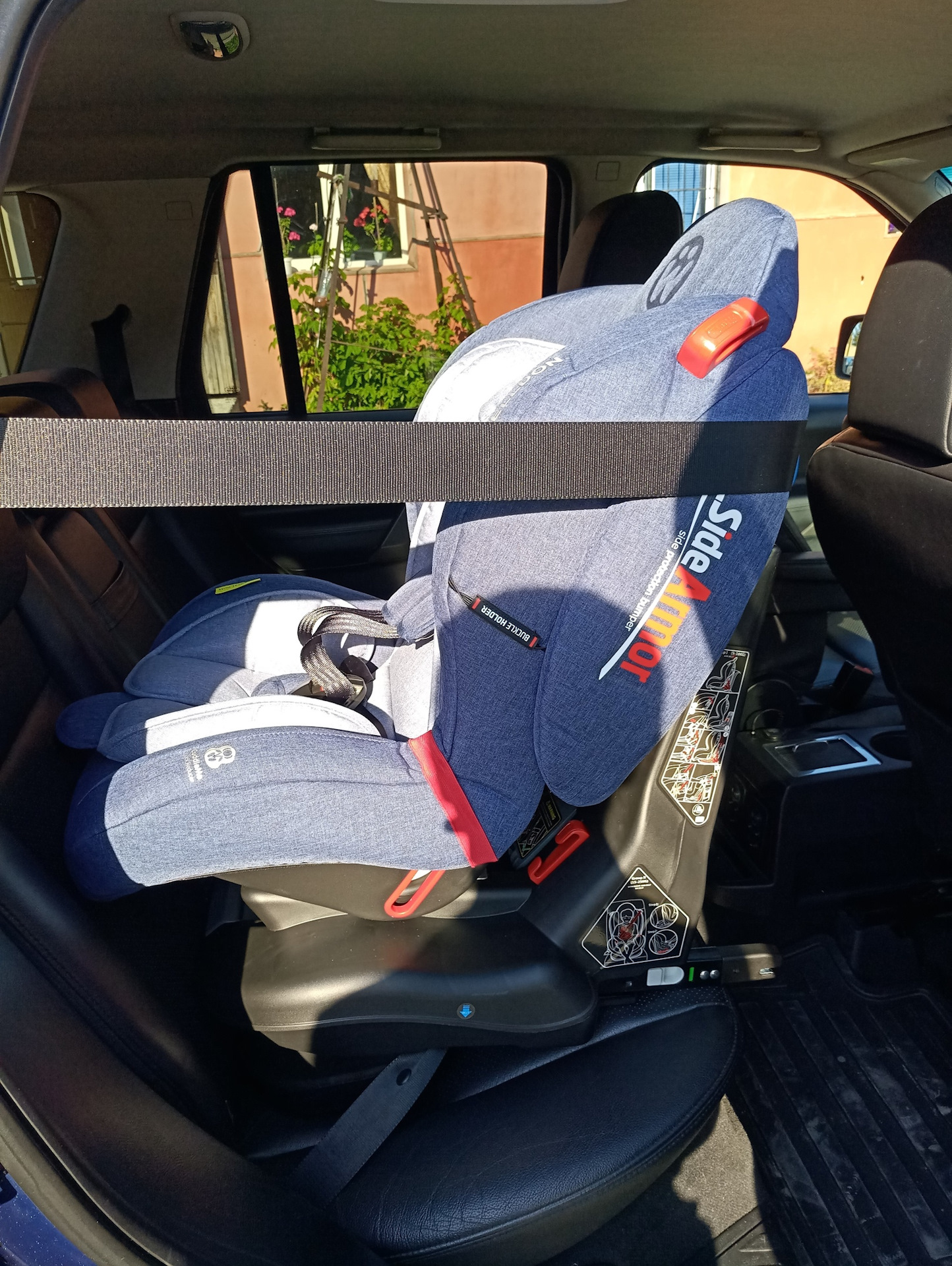 Как крепится детское кресло инфинити в автомобиле на заднем сидении ремнем