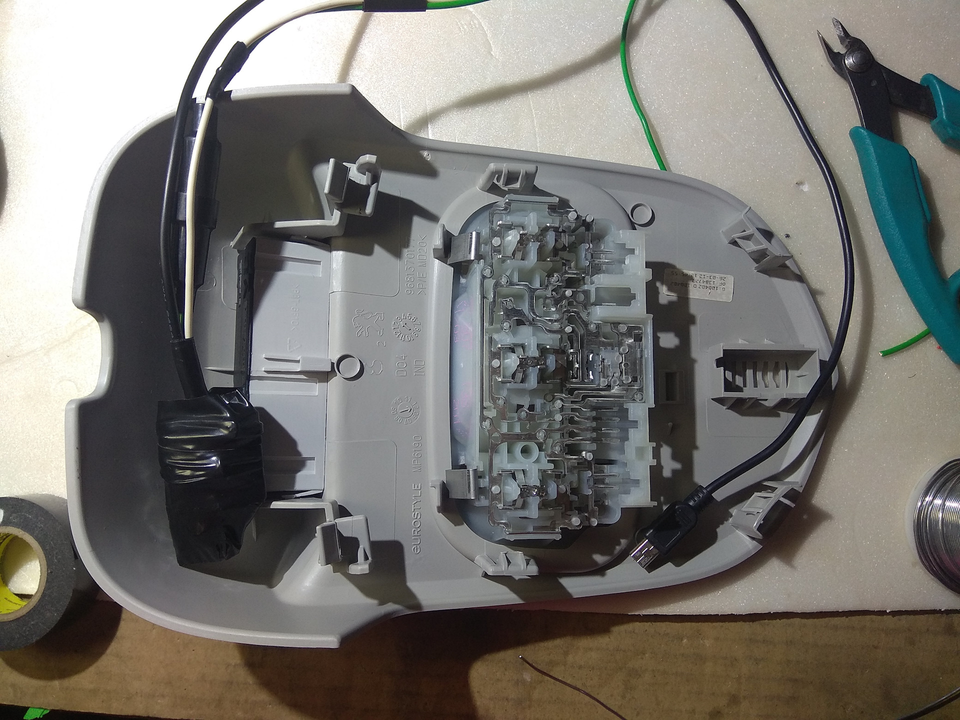 Подключение видеорегистратора к плафону освещния — Peugeot 3008 (1G), 1 ...