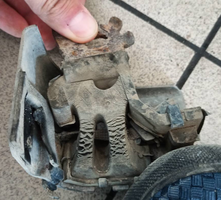 Замена кронштейнов глушителя — Renault Megane II, 1,5 л, 2006 года ...