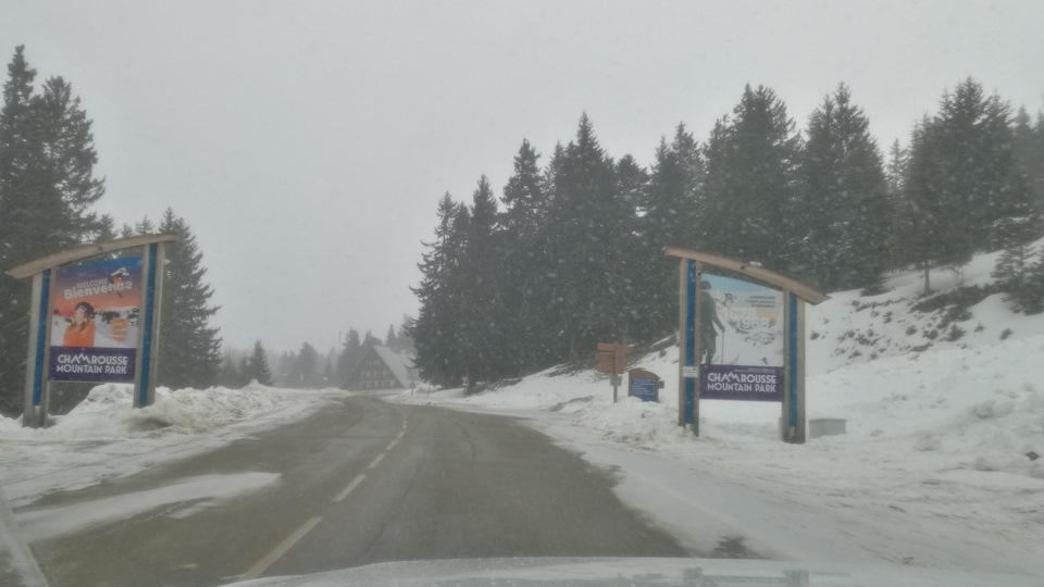 На въезде. Сам поселок, кстати, довольно страшный и фотографий не заслуживает. Ни в какое сравнение с La Clusaz, например. — Audi A4 (B9)